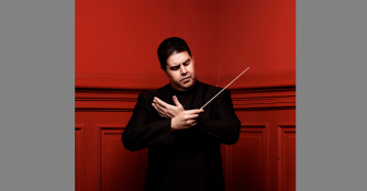 Renowned conductor Tito Muñoz's musical journey began in the dynamic city of New York, where he first immersed himself in violin training and string orchestra during his middle school years within the public school system